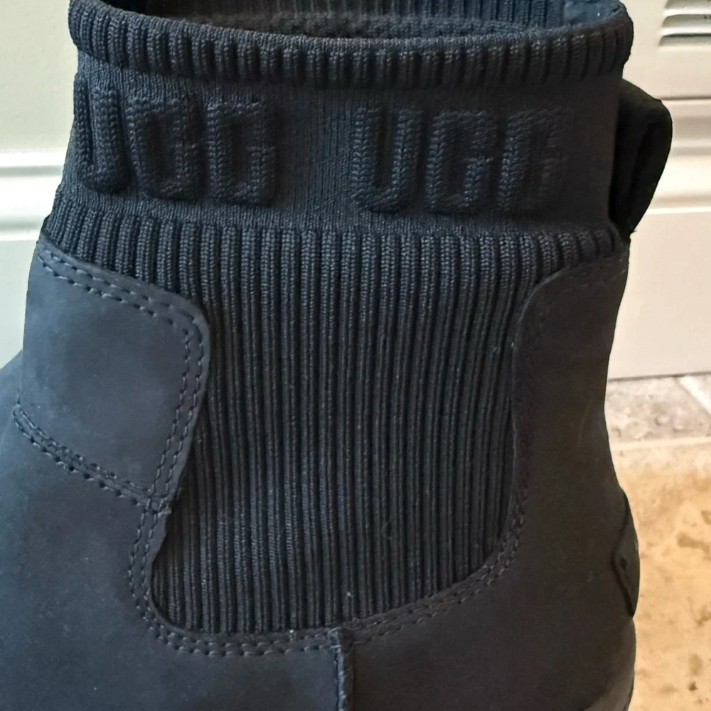 UGG Brooklyn Chelsea Lug Boot - Picture 2 of 5